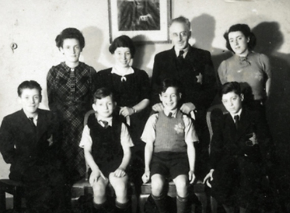 David Roet's relatives with a yellow badge